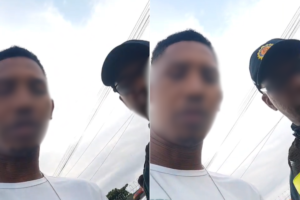 A imagem é um print do vídeo gravado pelo motociclista, onde aparece o rosto do guarda e do rapaz. O portal optou por borrar os rostos para preservar a identidade dos envolvidos e deixar o caso a mercer apenas da justiça