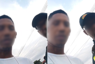 A imagem é um print do vídeo gravado pelo motociclista, onde aparece o rosto do guarda e do rapaz. O portal optou por borrar os rostos para preservar a identidade dos envolvidos e deixar o caso a mercer apenas da justiça