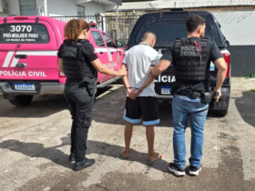 homem detido por dois policiais