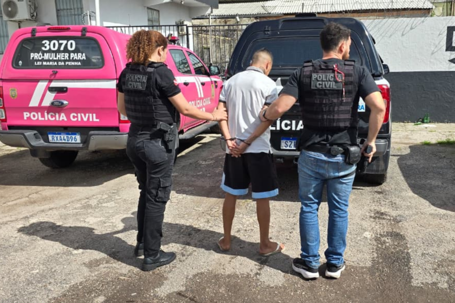 homem detido por dois policiais