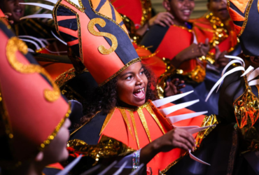 Menina fantasiada para o carnaval
