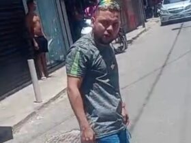 Vídeo que circula nas redes sociais mostra homem simulando estar armado durante desentendimento com motorista.