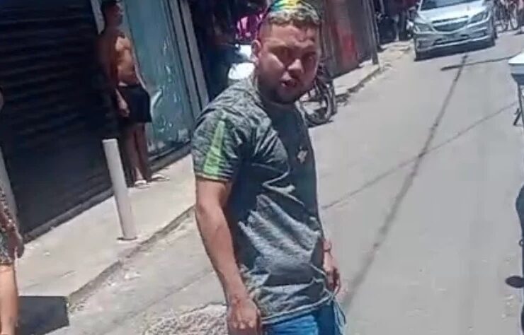 Vídeo que circula nas redes sociais mostra homem simulando estar armado durante desentendimento com motorista.