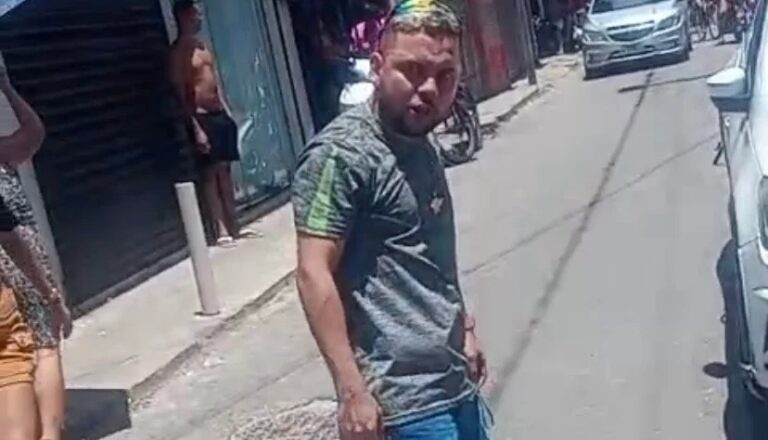 Vídeo que circula nas redes sociais mostra homem simulando estar armado durante desentendimento com motorista.