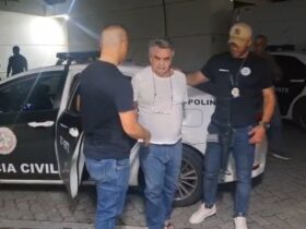 Ator José Dumont é conduzido à delegacia por policiais civis.