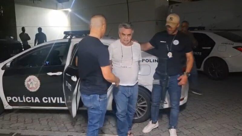 Ator José Dumont é conduzido à delegacia por policiais civis.