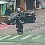 Motociclista é arremessado ao se chocar com veículo.