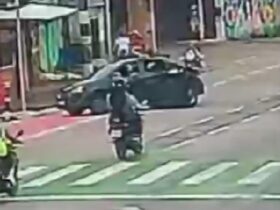 Motociclista é arremessado ao se chocar com veículo.
