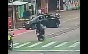 Motociclista é arremessado ao se chocar com veículo.