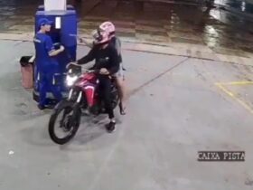 Dupla armada rende frentista durante assalto em posto de combustíveis.