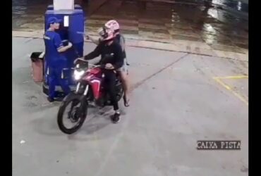 Dupla armada rende frentista durante assalto em posto de combustíveis.