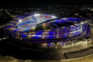 Mangueirão ganha iluminação azul em homenagem a policiais mortos em serviço