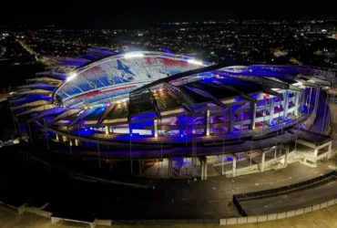 Mangueirão ganha iluminação azul em homenagem a policiais mortos em serviço