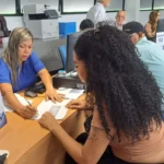 mulher sendo atendida no detran