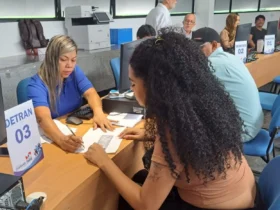mulher sendo atendida no detran