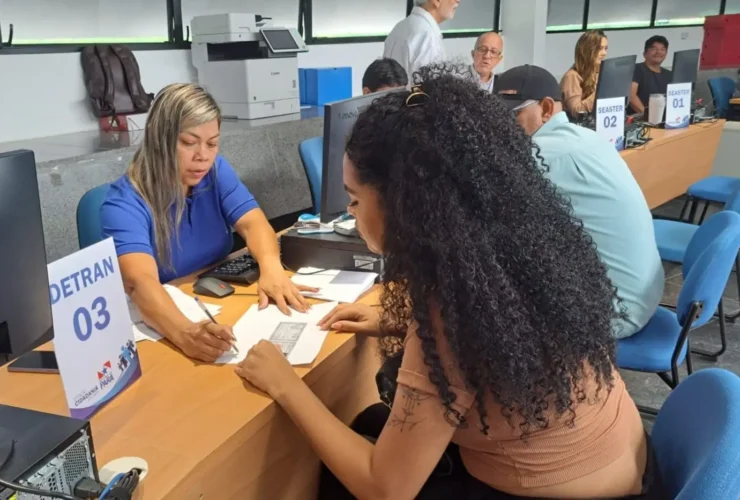 mulher sendo atendida no detran