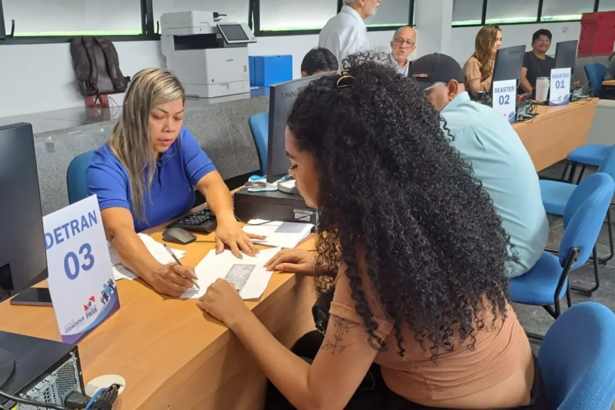 mulher sendo atendida no detran