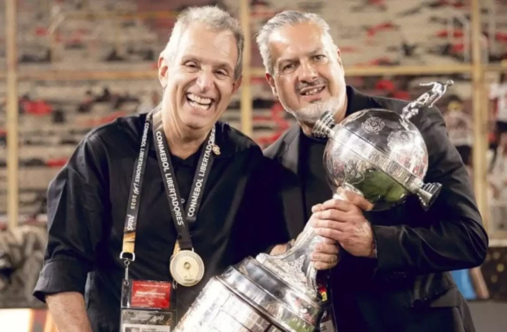 BAP e Boto comemorando a Libertadores com a taça na mão