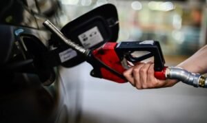 Imagem mostra mangueira de posto de combustível.