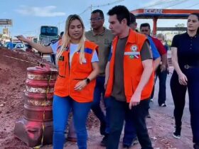 A prefeita de Marituba, Patrícia Alencar, ao lado do ministro das Cidades, Jader Filho.