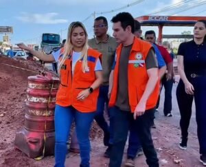 A prefeita de Marituba, Patrícia Alencar, ao lado do ministro das Cidades, Jader Filho.