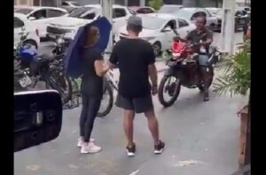 Casal de pedestres fica parado em frente ao motociclista que tentava trafegar na calçada.