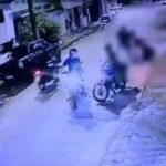 Câmeras de segurança registraram mulher sendo agredida na rua.