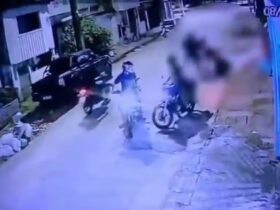 Câmeras de segurança registraram mulher sendo agredida na rua.