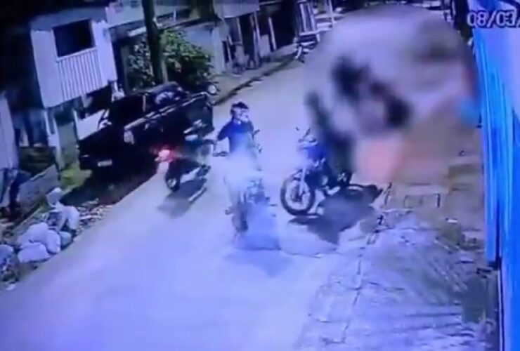 Câmeras de segurança registraram mulher sendo agredida na rua.