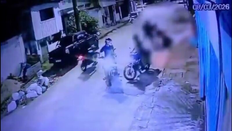 Câmeras de segurança registraram mulher sendo agredida na rua.