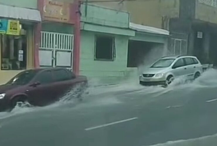 Temporal arrastou carros em avenidas de Oriximiná.