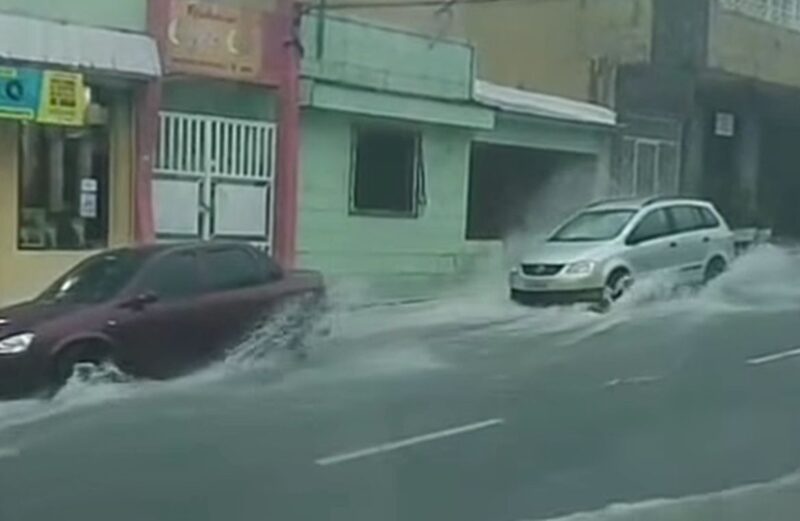 Temporal arrastou carros em avenidas de Oriximiná.