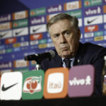Carlo Ancelotti dando entrevista coletiva