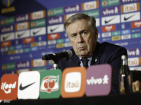 Carlo Ancelotti dando entrevista coletiva