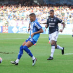 Jogadores de Paysandu e Remo em disputa de bola no Mangueirão.