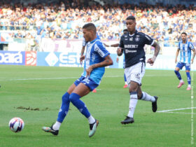 Jogadores de Paysandu e Remo em disputa de bola no Mangueirão.