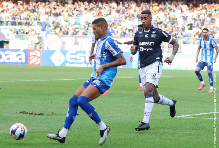 Jogadores de Paysandu e Remo em disputa de bola no Mangueirão.