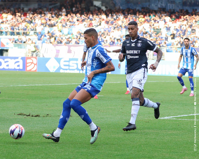 Jogadores de Paysandu e Remo em disputa de bola no Mangueirão.