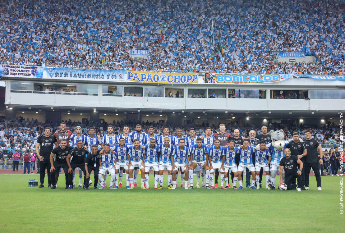 Time do Paysandu campeão paraense perfilado no gramado