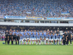 Time do Paysandu campeão paraense perfilado no gramado