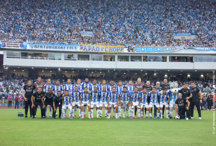 Time do Paysandu campeão paraense perfilado no gramado