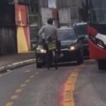 Ciclista bloqueou passagens de carros que trafegavam irregularmente na ciclovia.