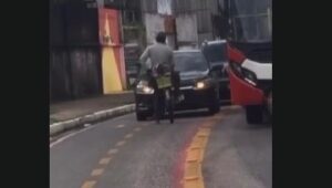 Ciclista bloqueou passagens de carros que trafegavam irregularmente na ciclovia.
