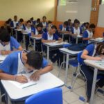 Sala de aula repleta de alunos em escola no Para