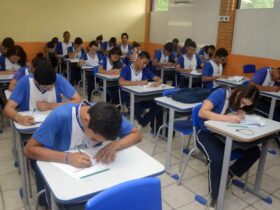 Sala de aula repleta de alunos em escola no Para