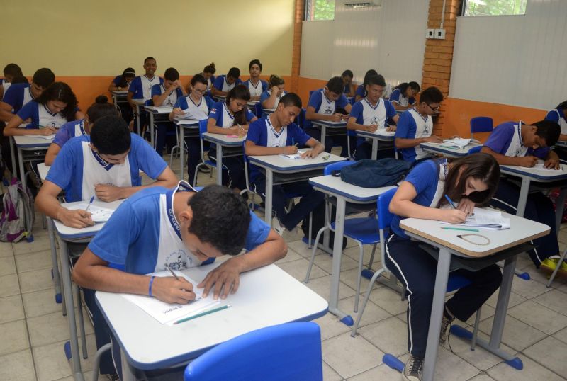 Sala de aula repleta de alunos em escola no Para