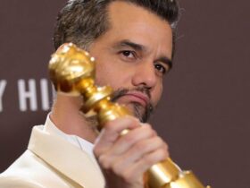 Wagner Moura com a estatueta do Globo de Ouro