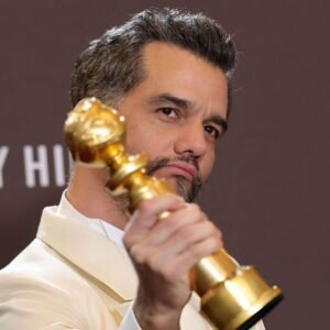 Wagner Moura com a estatueta do Globo de Ouro