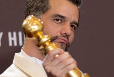 Wagner Moura com a estatueta do Globo de Ouro