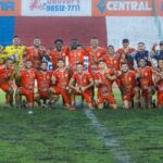 Jogadores do capitão poço reunidos no gramado.